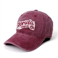 Détail d'une casquette de baseball vintage rouge délavé avec écusson brodé Florida - Réglable / Bordeaux