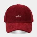 Detalle de gorra de béisbol de pana granate con bordado blanco Aster de calidad - Ajustable / Burdeos