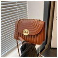 Sac bandoulière marron en similicuir avec coutures ondulées et chaîne dorée - Marron
