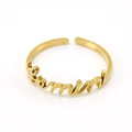 Detailansicht eines polierten goldenen Gemini Sternzeichen-Rings auf weißem Hintergrund - Zwillinge / Gold