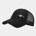 Primer plano del bordado de montaña y la malla transpirable de esta gorra de béisbol negra - Ajustable / Negro