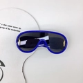 Détail de lunettes de soleil bleues pour enfants avec verres foncés et accents dorés - Cadre bleu