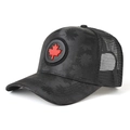 Detail der schwarzen Trucker-Mütze mit rotem Ahornblatt-Emblem und atmungsaktivem Netz - L(58-60cm) / Schwarz