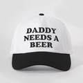 Détail de la casquette bicolore avec broderie Daddy Needs A Beer et texture en coton - Réglable / Blanc et Noir Épissage