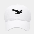 Dettaglio di un cappello da baseball bianco lavato con ricamo nero di aquila sul davanti - Regolabile / Bianco