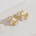 Elegante vergulde C-vormige oorbellen met witte parels op een stenen achtergrond - Vintage Bloem Parelcluster Stijl (ES2167)