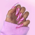 Uñas postizas largas tipo coffin estilo pop art con ondas vibrantes en rosa y blanco - Textura de Ondas Giratorias Rosas (JP1067)