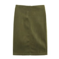 Dettaglio in piano di una gonna in camoscio verde militare con taglio slim a linea H - XS / Pantaloni e gonne / Gonna