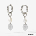 Detalle de pendientes de aro plateados con perla barroca y colgante de rosa grabado - Plateado (D2052)