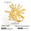 Detalle macro del anillo solar de acero dorado que muestra especificaciones de peso y talla - Estilo Sol Radiante (JDR0110009)