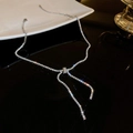 Collana con nappe di strass e blocchi quadrati triangolari in finitura argento - Nappina a Cravatta a Farfalla in Strass Argento