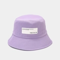 Detalle de un sombrero de pescador lavanda con etiqueta de tela blanca y tipografía negra - M(56-58cm) / Morado