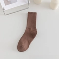 Chaussettes mi-hautes en coton côtelé marron pour femmes sur fond blanc épuré - Taille unique / café