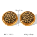 Dettaglio di orecchini tondi in oro 18K con stampa leopardata e misura di 2,3 cm - Orecchini a Bottone Leopardati con Cornice Rotonda (HC-E10925)
