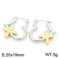 Pendientes de corazón geométricos plateados con mariposa dorada, medida 20x19mm y 5g - Oro y Plata