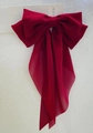 Lazo grande para el pelo en color rojo vibrante con cintas largas sobre tarjeta blanca - Estilo gasa de color sólido / Gasa Burdeos