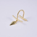 Goldener U-Lippenring ohne Piercing mit prismatischem Anhänger auf violettem Hintergrund - Kreuzanhänger / Gold