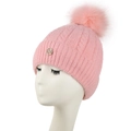 Détail du bonnet en maille rose avec pompon et logo M doré étincelant sur le côté - Adulte / Rose