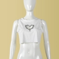 Détail du crop top blanc en maille côtelée avec découpe en cœur et bordure en strass - S / Blanc