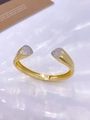 Vue macro d'une bague ouverte double cœur avec placage or et incrustation de zircon - Cuff Bracelet / Doré