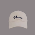 Dettaglio del ricamo Dynamism e della trama del tessuto su un berretto beige - Bianco Sporco