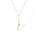 Detalle de un collar chapado en oro con colgante de estrella de nácar y media luna - Estrella y luna doradas