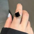 Eleganter Goldring mit quadratischem schwarzem Edelstein im minimalistischen Vintage-Stil - Ring mit Quadratischem Schwarzem Edelstein (TJZ009)