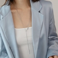 Collana lunga a Y in argento con ciondolo rettangolare indossata su blazer azzurro - Quadrato Vuoto / Color Acciaio
