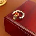 Anillo de cuentas con dije de monje en esmalte rojo sobre caja de madera de joyería - Anillo de Cuentas de Mono del Zodiaco Plateado (WR014)