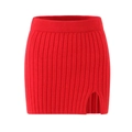 Detalle de minifalda roja de punto acanalado con una elegante abertura lateral - S / Vestido Rojo