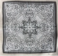 Carré de soie classique noir et blanc à motif paisley avec une finition satinée - Paisley Noir