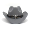 Détail du chapeau de cowboy en feutre gris foncé avec bande ethnique et tête de taureau argentée - Gris