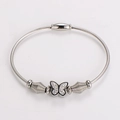 Detalle de pulsera de hilo trenzado plateado con mariposa de diamantes y cierre magnético - Color Acero