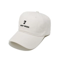 Détail de la broderie Mount Green 7 sur une casquette en coton crème avec visière cousue - M (56-58cm) / Beige