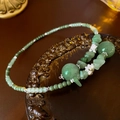 Vista detallada del collar de cuentas de jade verde con dijes de flores de loto de plata - Verde