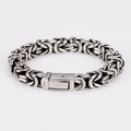 Detalle del brazalete de acero inoxidable con tejido bizantino y cierre pulido - Color Acero