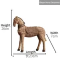 Statue de cheval moderne tressée en céramique avec texture naturelle, taille 23x26x7cm - Ornement de Cheval en Rotin Tressé (23x7x26cm)
