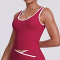 Gros plan détaillé du crop top bordeaux avec liseré contrasté blanc et col en U - Carmin