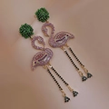 Detail von Flamingo-Ohrringen mit Strasssteinen, grüner Perle und schwarzen Fransen - Legierung/Strass/S925 Silber Nadel / Rosa Strass Flamingo Stil (银针-银色蝴蝶结流苏耳环)