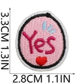 Dettaglio di una toppa ricamata rosa con testo 'Yes' e cuore con misure dimensionali - N. 25-Toppa Rotonda Cuore Yes
