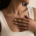 Collier en acier titane or 18 carats poli avec pendentif cœur gravé Love - Cœur d'Amour Doré