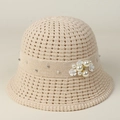 Primer plano de sombrero de sol beige tejido con perlas elegantes y decoración de flores - S (56-57cm) / Beige