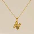 Collier minimaliste en acier doré avec pendentif lettre N et gravure géométrique - Lettre N
