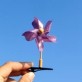 Détail de la pince à cheveux moulin à vent pailleté violet avec perle en bois et ciel bleu - 5 Feuilles/Violet