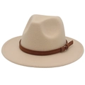 Chapeau fedora en feutre beige avec ceinture en cuir marron sur un fond blanc pur - Beige (Bord Plat Corde Jaune)