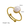 Détail d'une bague martelée plaquée or 14K avec une pierre ovale et des dimensions - Blanc (Calcédoine Blanche)