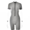 Detail eines grauen Kurzarm-Bodysuits mit Reißverschluss und geripptem Stoff auf Weiß - S / Grau