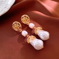 Détail de boucles d'oreilles vintage en or avec perle baroque sur fond de tissu brun - 42# Boucles d'oreilles perles strass étoile ronde blanc doré (Silver Earring Post)