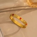 Primer plano del relieve de flores doradas y bordes perlados en el brazalete de acero - Estilo de Concha Roja Dorada (186)