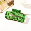 Detail der grünen Acryl-Haarklammer mit Kleeblatt-Motiv für den St. Patrick's Day - St. Patrick's Day Happy
